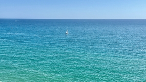 碧海蓝天白色帆船图片